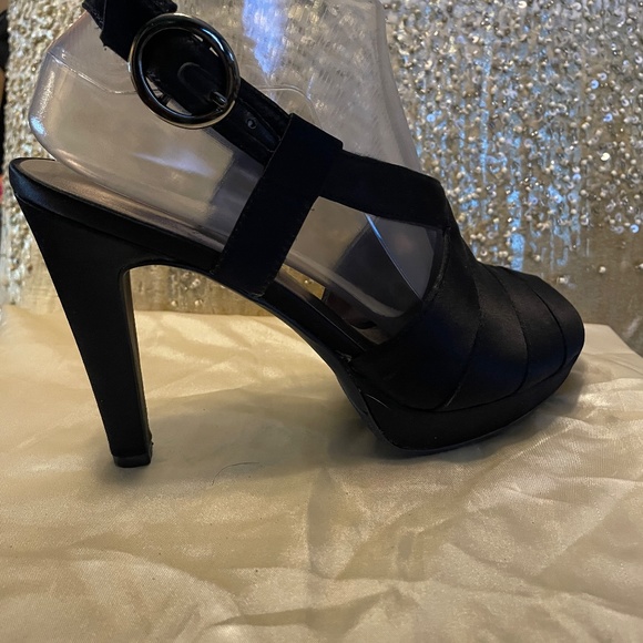 Like new! Macy's International Satin Black 4 inch Heels size 7.5 - Picture 6 of 13